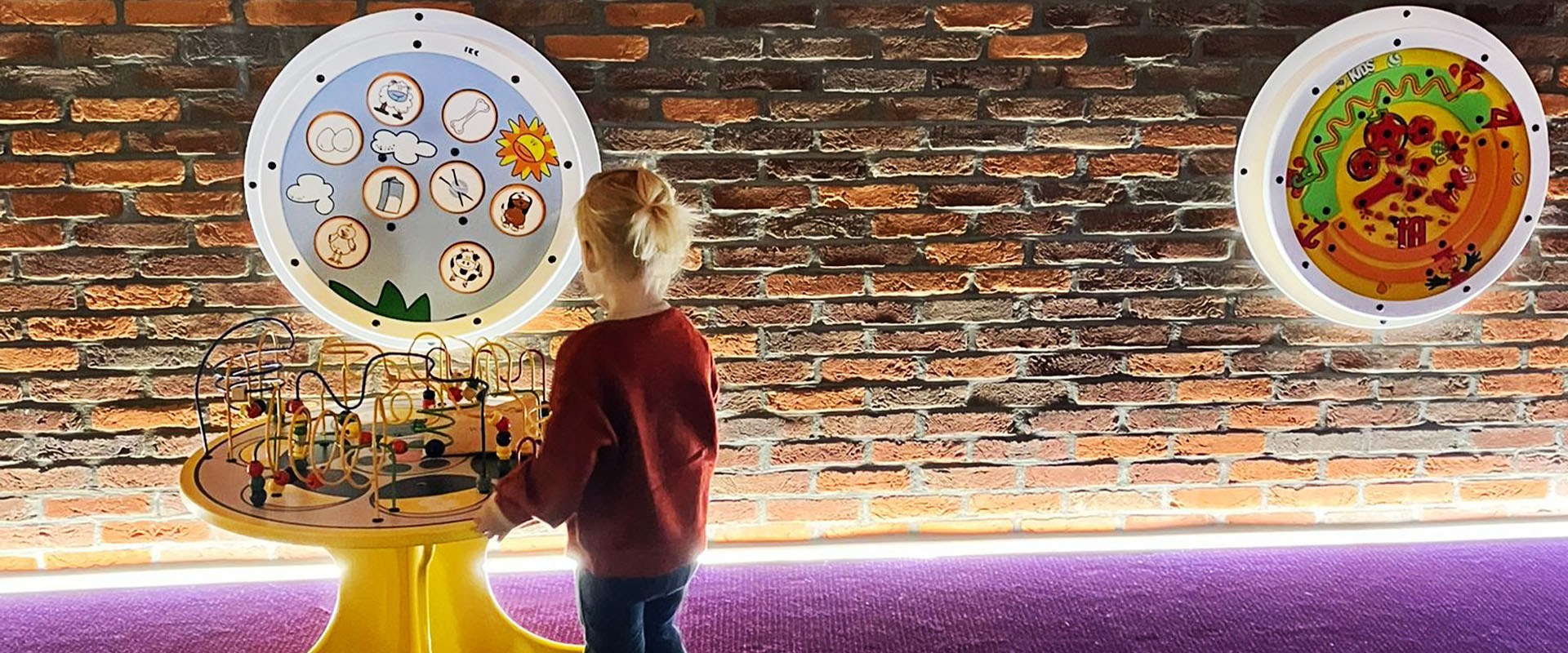 girl playing in pathe delft kids corner